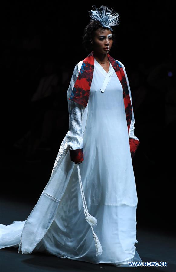 A model presents a creation at the AJ-Namo Collection Show during the China Fashion Week in Beijing, capital of China, March 30, 2017. (Xinhua/Li Mingfang) 