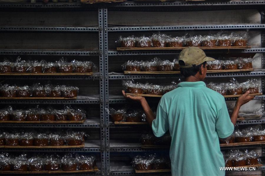 INDONESIA-BANDUNG-TRADITIONAL SNACK-CHINESE NEW YEAR