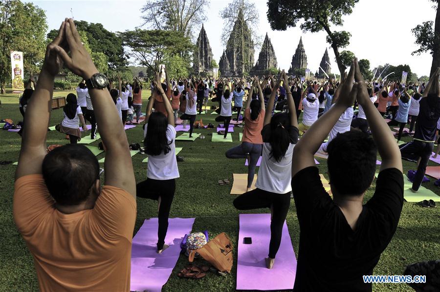 INDONESIA-YOGYAKARTA-PRAMBANAN TEMPLE-MASS YOGA