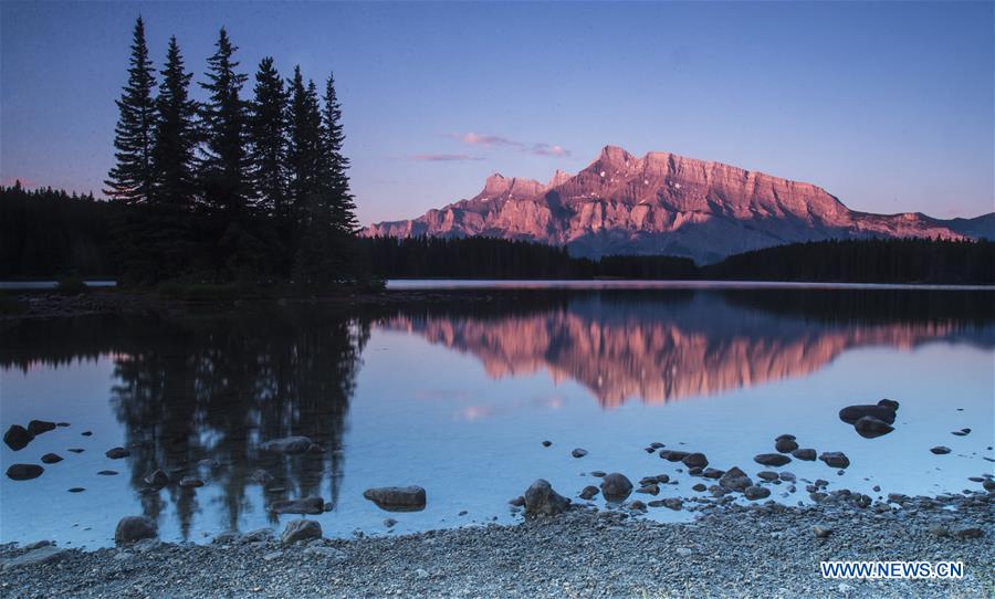 CANADA-ROCKY MOUNTAINS-SUMMER-SCENERY