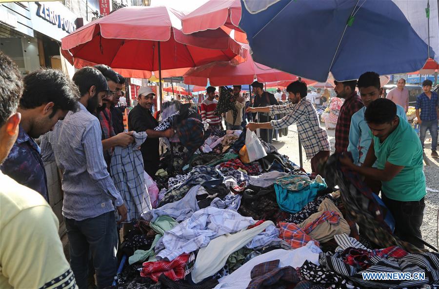 KASHMIR-SRINAGAR-MUSLIM FESTIVAL-SHOPPING