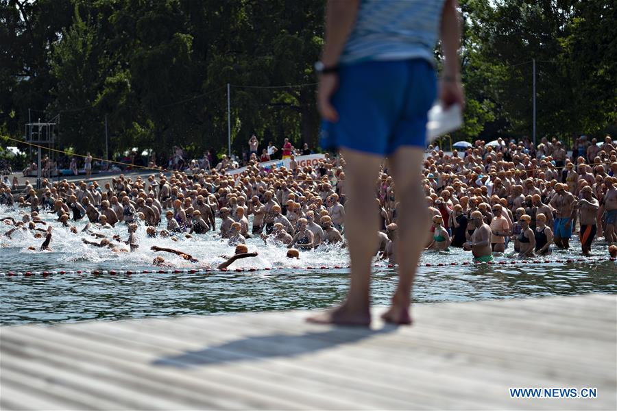 SWITZERLAND-ZURICH-LAKE CROSSING-SWIMMING