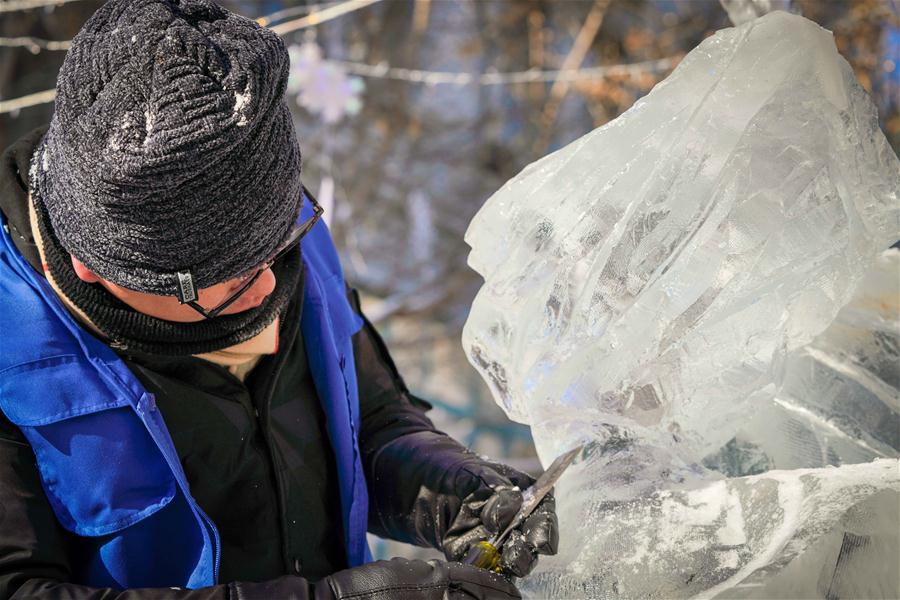 CHINA-HEILONGJIANG-HARBIN-ICE SCULPTURE (CN)