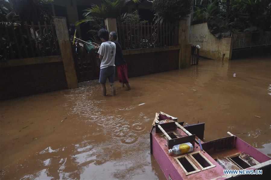 INDONESIA-JAKARTA-FLOOD-AFTERMATH-CLEANING