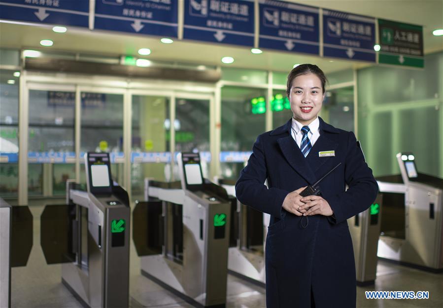 CHINA-HUBEI-SPRING FESTIVAL TRAVEL RUSH-WORKERS BEHIND THE SCENES (CN)