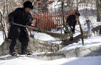 Huashan Mountain scenic spot clears snow to guarantee safety