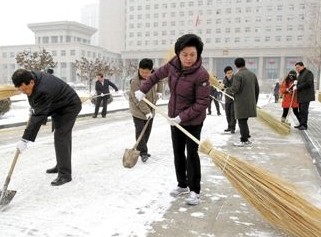 今年流行“领导扫大街”？