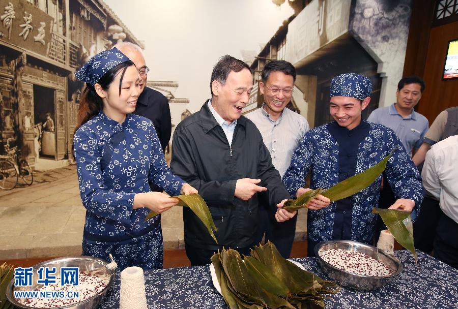 5月8日至10日，中共中央政治局常委、中央纪委书记王岐山到浙江省调研，并主持召开部分省区市纪委书记座谈会。这是5月8日，王岐山在嘉兴五芳斋实业股份有限公司考察。新华社记者 姚大伟 摄 