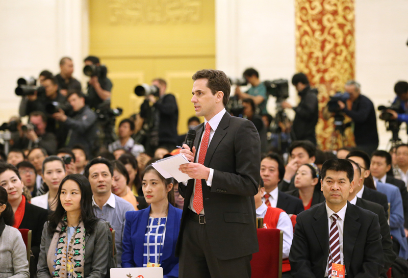 3月15日，国务院总理李克强在北京人民大会堂与中外记者见面，并回答记者提问。这是一位记者在提问。 新华社记者 刘卫兵摄