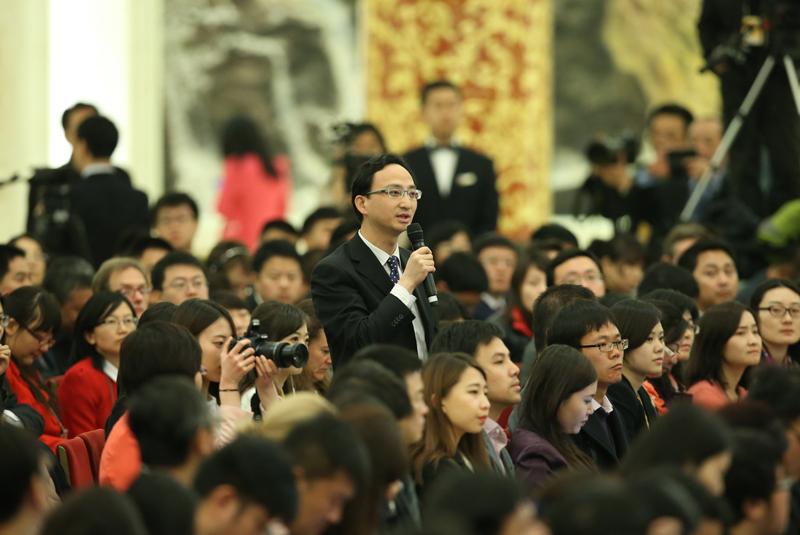 3月15日，国务院总理李克强在北京人民大会堂与中外记者见面，并回答记者提问。这是一位记者在提问。 新华社记者 庞兴雷 摄