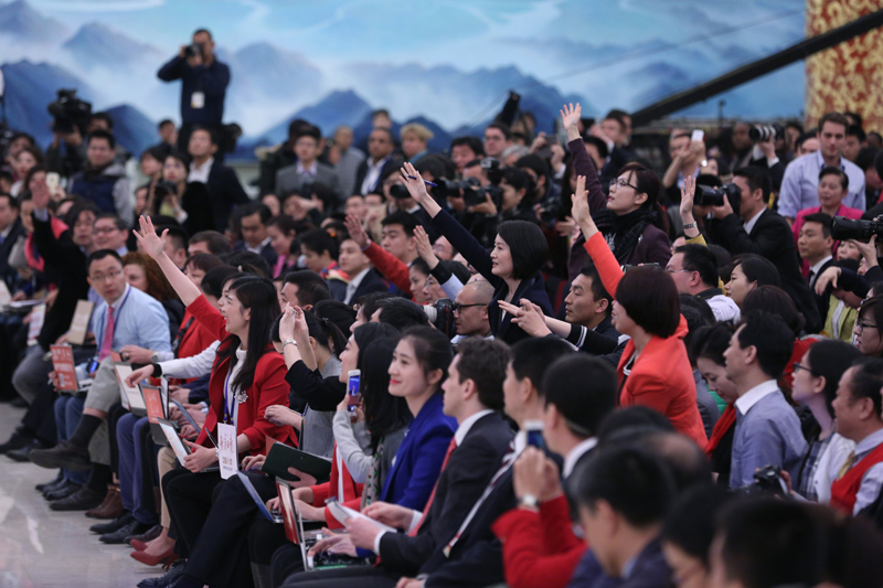 3月15日，国务院总理李克强在北京人民大会堂与中外记者见面，并回答记者提问。这是记者举手争取提问机会。 新华社记者 才扬 摄