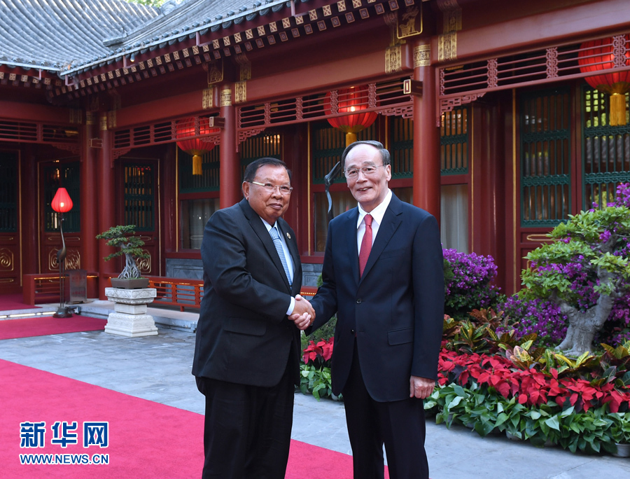 5月13日，中共中央政治局常委、中央纪委书记王岐山在北京钓鱼台国宾馆会见老挝人民革命党中央总书记、国家主席本扬。 新华社记者 饶爱民摄