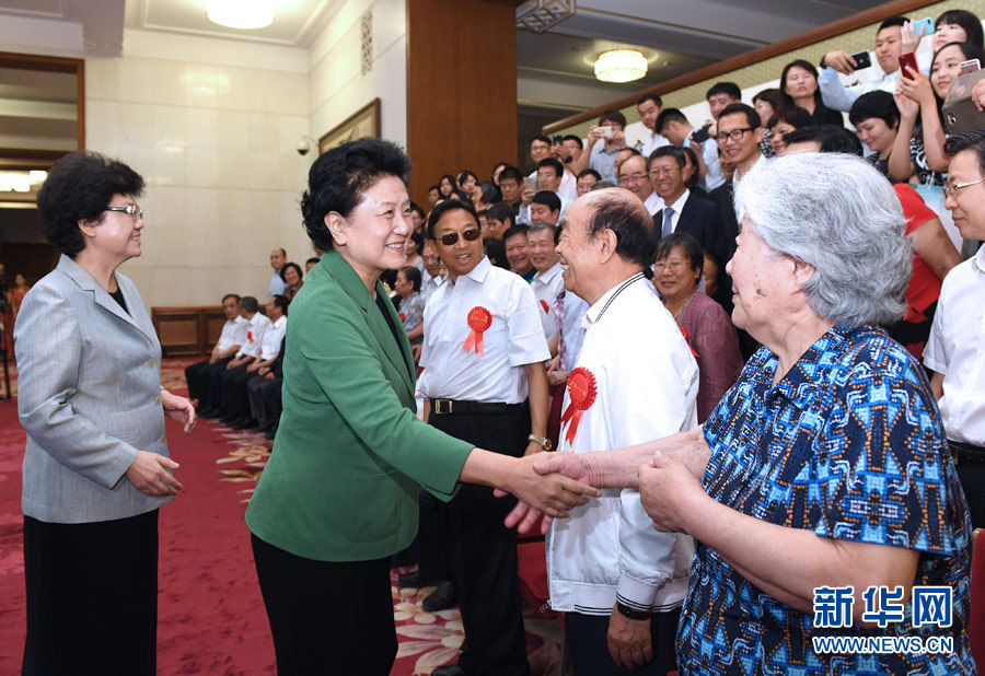 6月16日，中共中央政治局委员、国务院副总理刘延东在北京看望出席中国人口福利基金会成立30周年座谈会的历届“中华人口奖”获奖者代表。新华社记者 饶爱民 摄