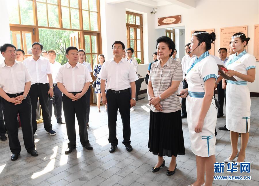 6月25日，全国民族团结进步创建经验交流现场会在内蒙古兴安盟召开，中共中央政治局委员、国务院副总理刘延东出席会议并讲话。在内蒙古期间，刘延东考察内蒙古人民代表会议旧址即“五一会址”，深入社区看望各族干部群众。这是刘延东考察“五一会址”。新华社记者 陈晔华 摄