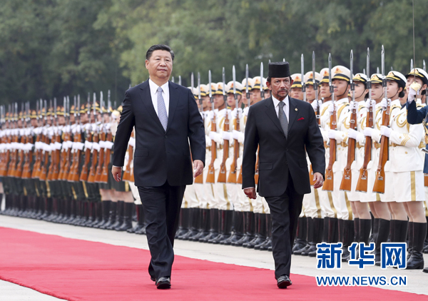 9月13日，国家主席习近平在北京人民大会堂同文莱苏丹哈桑纳尔举行会谈。这是会谈前，习近平在人民大会堂东门外广场为哈桑纳尔举行欢迎仪式。新华社记者 谢环驰 摄