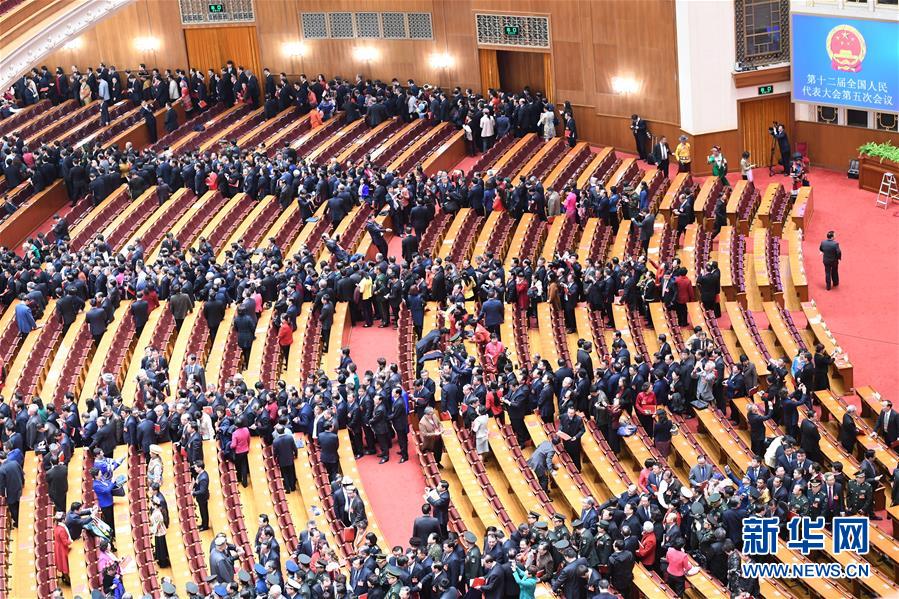 （两会·人大闭幕）（18）十二届全国人大五次会议在北京闭幕