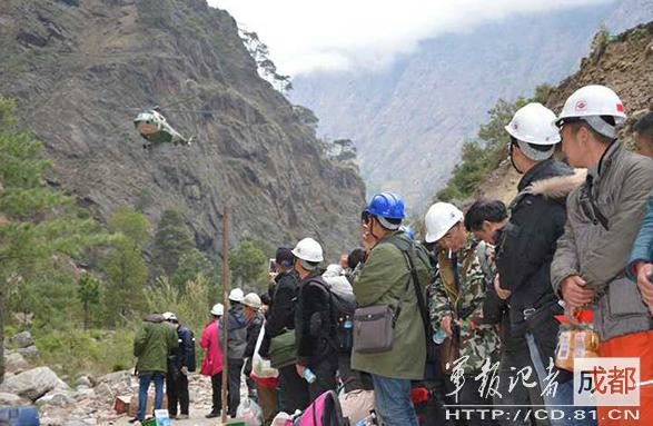 2015年4月，因地震被困尼泊尔的中国公民准备登机