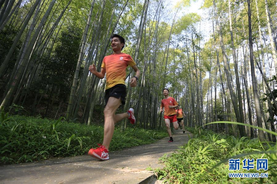 #（社会）（1）跑步山林间