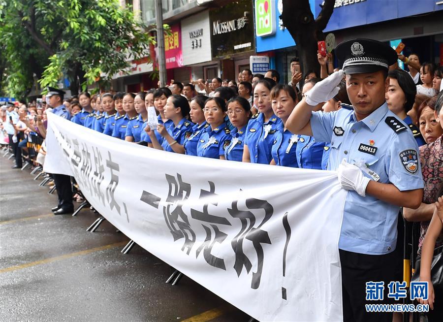 （热点鲜报·图文互动）（1）以身挡刀、以命护民，四川十万群众送别公安英雄