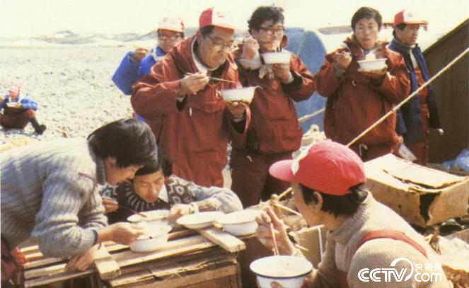 室外包装箱作为餐桌就餐