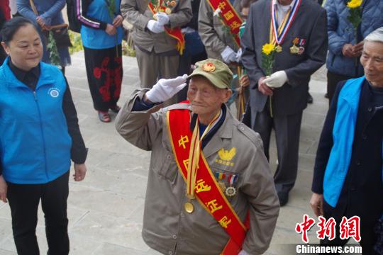 十名四川抗战老兵到访云南松山战役遗址祭奠战友