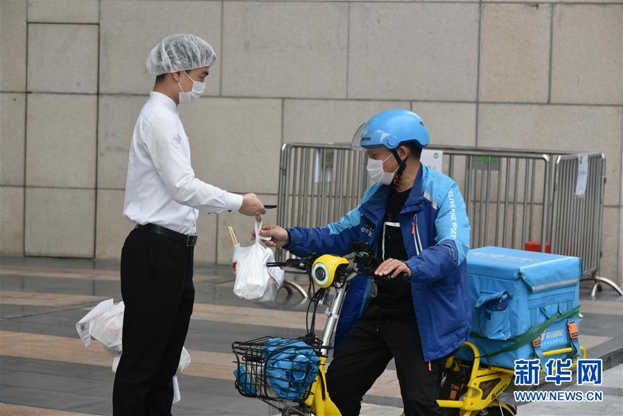 （聚焦复工复产·图文互动）（1）触网接单、开发简餐、直播卖货——餐企换招自救