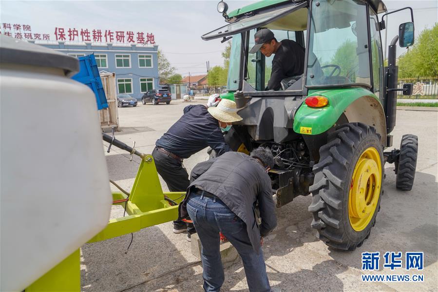 （在习近平新时代中国特色社会主义思想指引下——新时代新作为新篇章·习近平总书记关切事·图文互动）（10）让每一寸耕地都成为丰收的沃土——我国加强耕地?；ね平?ldquo;藏粮于地”