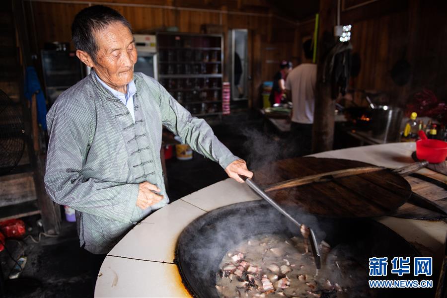 （新华全媒头条·走向我们的小康生活·图文互动）（8）那山，那人，那苗寨——十八洞村三代人的奋斗史