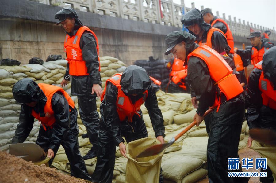 （防汛抗洪·图文互动）（1）洪水不退，子弟兵誓死不退——解放军和武警部队官兵参与洪涝灾害抢险救援记事