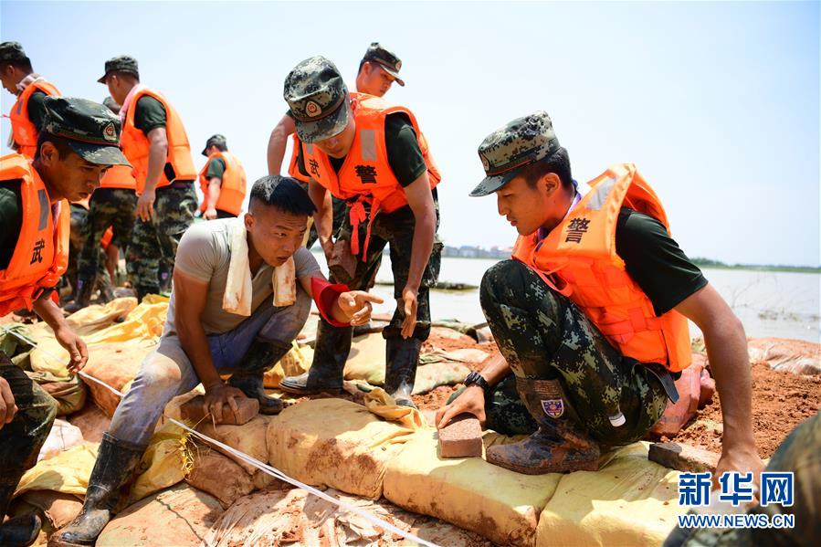 （防汛抗洪·图文互动）（2）洪水不退，子弟兵誓死不退——解放军和武警部队官兵参与洪涝灾害抢险救援记事