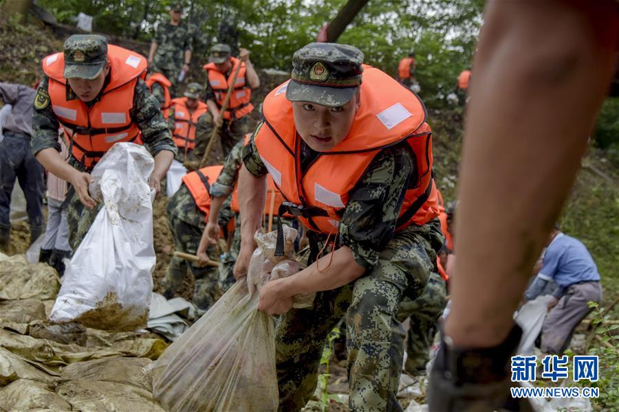 （防汛抗洪·图文互动）（6）洪水不退，子弟兵誓死不退——解放军和武警部队官兵参与洪涝灾害抢险救援记事