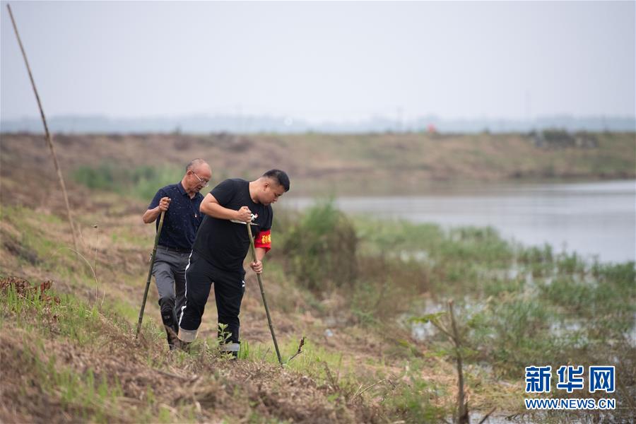 （防汛抗洪·图文互动）（1）在大堤上成长，为人民守护——洪水中的青年“生力军”