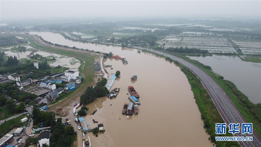 （防汛抗洪·图文互动）（2）洪水来袭，铜锣声在千年古镇的雨夜响起