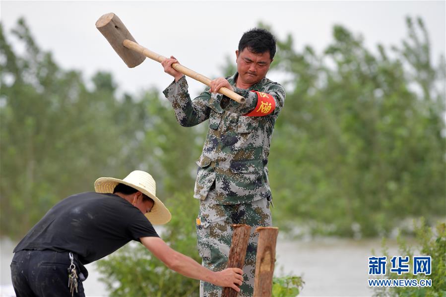 （在习近平新时代中国特色社会主义思想指引下——新时代新作为新篇章·习近平总书记关切事·图文互动）（2）洪峰浪尖，鲜红的党旗高高飘扬——记防汛抗洪一线的共产党员