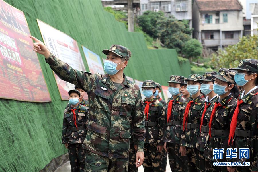 （代表委员履职·图文互动）（3）跑遍山寨送希望 奔波万里助脱贫——全国人大代表周丰林履职记