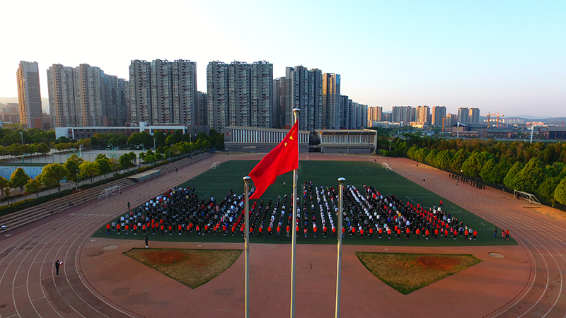 前进，前进，前进进! 在伟大变革中彰显青春