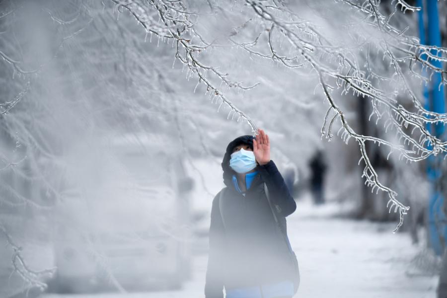 长春遭遇罕见强雨雪大风冰冻天气