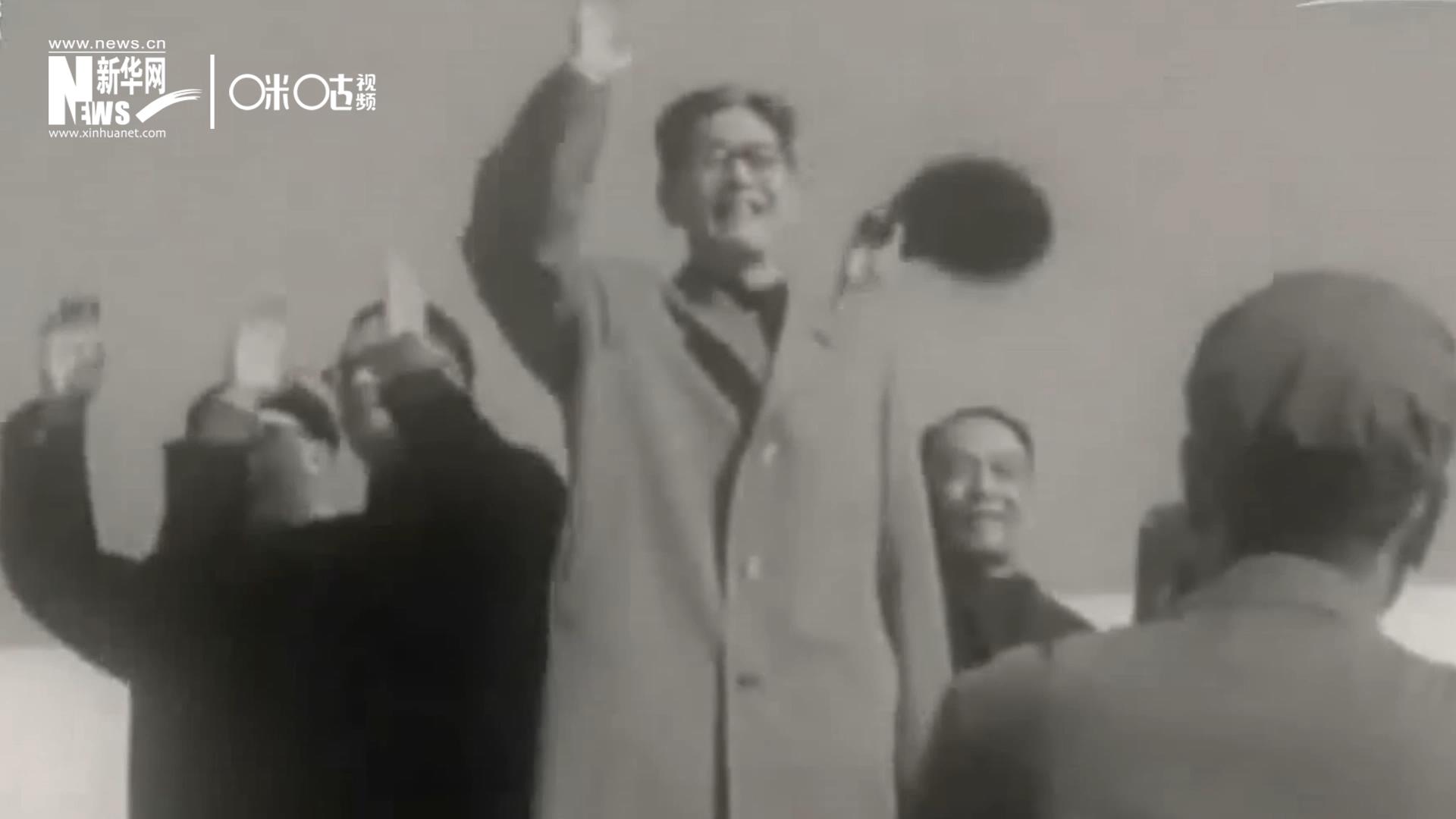 1971年11月9日，全新成立的中国联合国代表团在群众的欢呼与掌声中登上专机，正式开启了中国的联合国之旅。