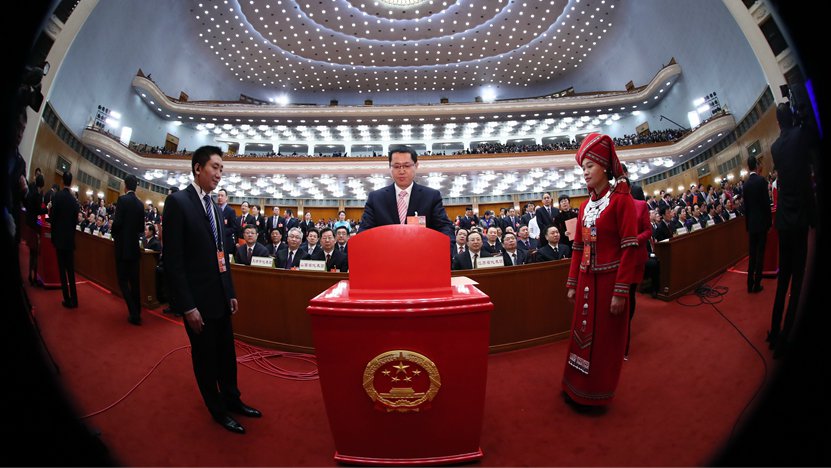 3月17日，人代会全体会议上代表在投票