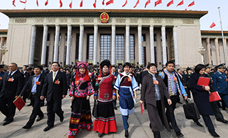 闭幕会后，代表走出人民大会堂