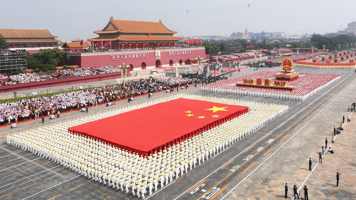 国旗方阵、国庆年号和国徽方阵