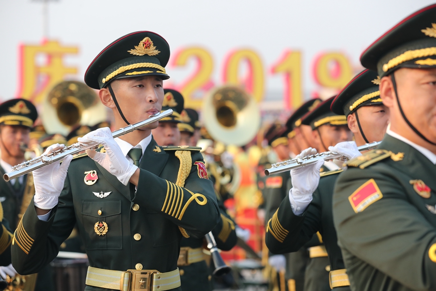 解放军联合军乐团在广场就位后进行准备工作和试奏。据了解，解放军联合军乐团此次演奏是从开国大典至今历次阅兵以来演奏曲目最多的一次，不少曲目是为此次阅兵量身打造的全新作品，此次也是历次女演奏员最多的一次。