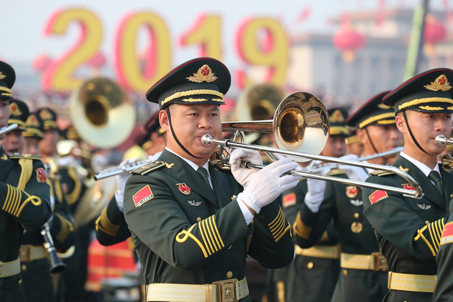 解放军联合军乐团在广场就位后进行准备工作和试奏。据了解，解放军联合军乐团此次演奏是从开国大典至今历次阅兵以来演奏曲目最多的一次，不少曲目是为此次阅兵量身打造的全新作品，此次也是历次女演奏员最多的一次。