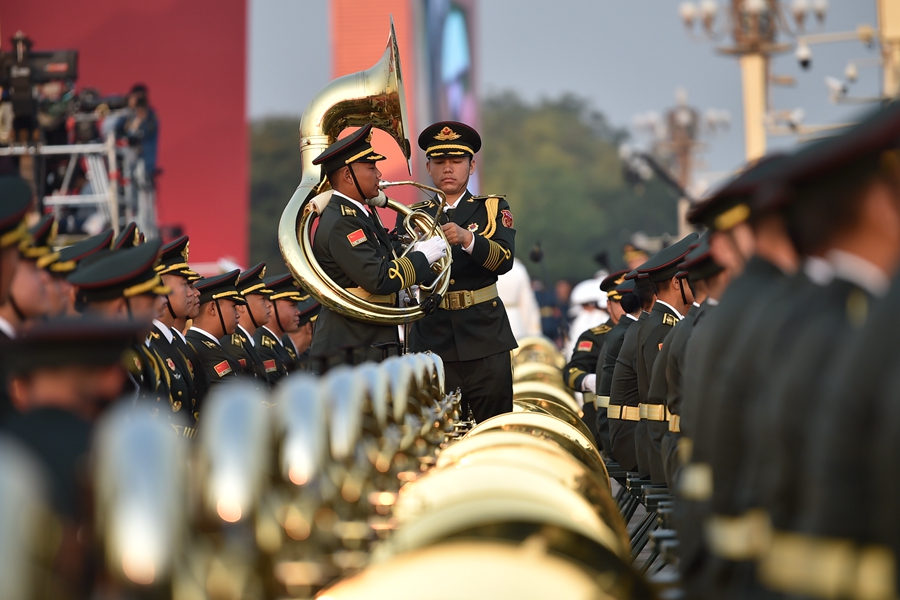 解放军联合军乐团在广场就位后进行准备工作和试奏。据了解，解放军联合军乐团此次演奏是从开国大典至今历次阅兵以来演奏曲目最多的一次，不少曲目是为此次阅兵量身打造的全新作品，此次也是历次女演奏员最多的一次。