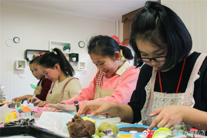 在北京，孩子们上了一节别开生面的厨艺课——手工DIY饼干。孩子们脑洞大开亲自上手，从制作到出炉不仅留下了喷香的饼干，还留下了珍贵的回忆。亲手做的饼干孩子们舍不得独享，成为了回程路上最重要的“伴手礼”