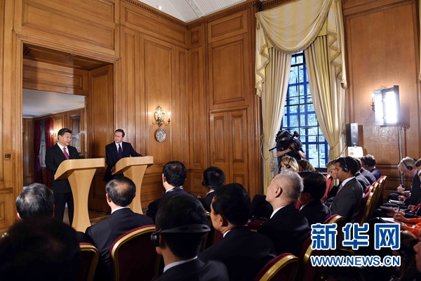 10月21日，国家主席习近平在伦敦唐宁街首相府同英国首相卡梅伦举行会谈。这是会谈结束后，习近平和卡梅伦共同会见记者。 新华社记者 饶爱民 摄 