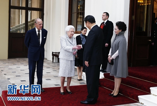 10月22日，国家主席习近平和夫人彭丽媛离开白金汉宫。离开前，英国女王伊丽莎白二世和丈夫菲利普亲王专门前来同习近平夫妇亲切话别。新华社记者 鞠鹏 摄