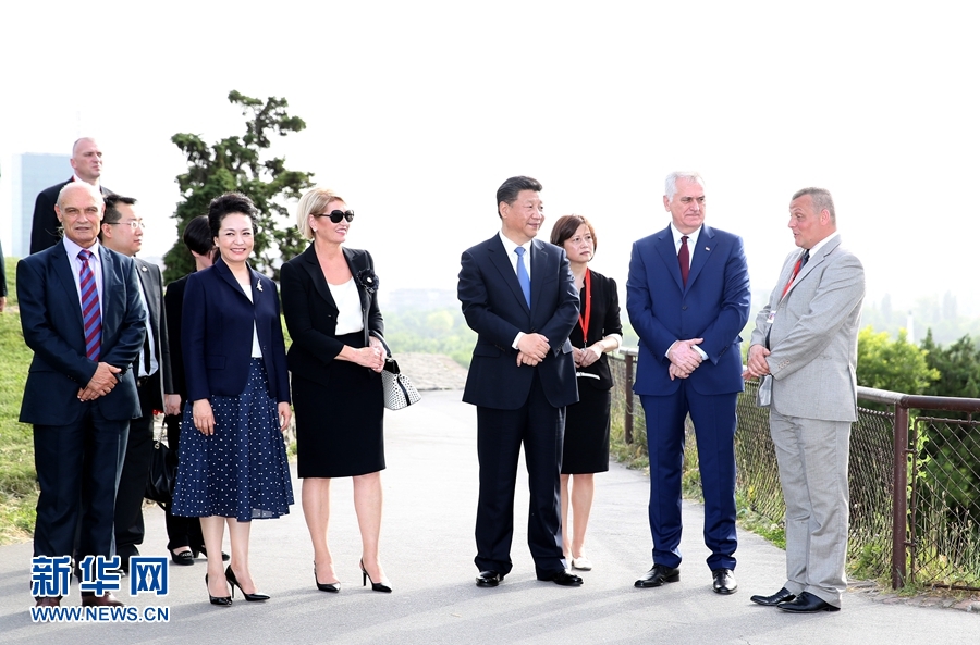 6月17日，中国国家主席习近平和夫人彭丽媛在塞尔维亚总统尼科利奇夫妇陪同下参观具有悠久历史的贝尔格莱德卡莱梅格丹公园。 新华社记者 马占成 摄