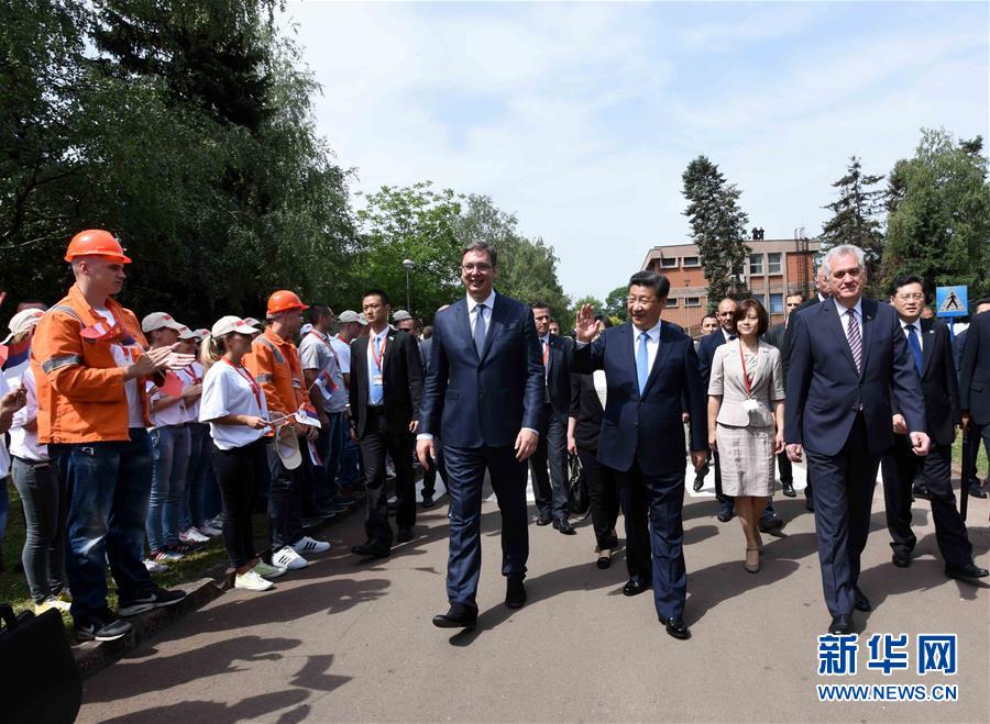 6月19日上午，国家主席习近平在贝尔格莱德参观河钢集团塞尔维亚斯梅代雷沃钢厂。习近平抵达时，塞尔维亚总统尼科利奇、总理武契奇在停车处热情迎接。钢厂工人和家属、当地市民数千人夹道欢迎。新华社记者 饶爱民 摄