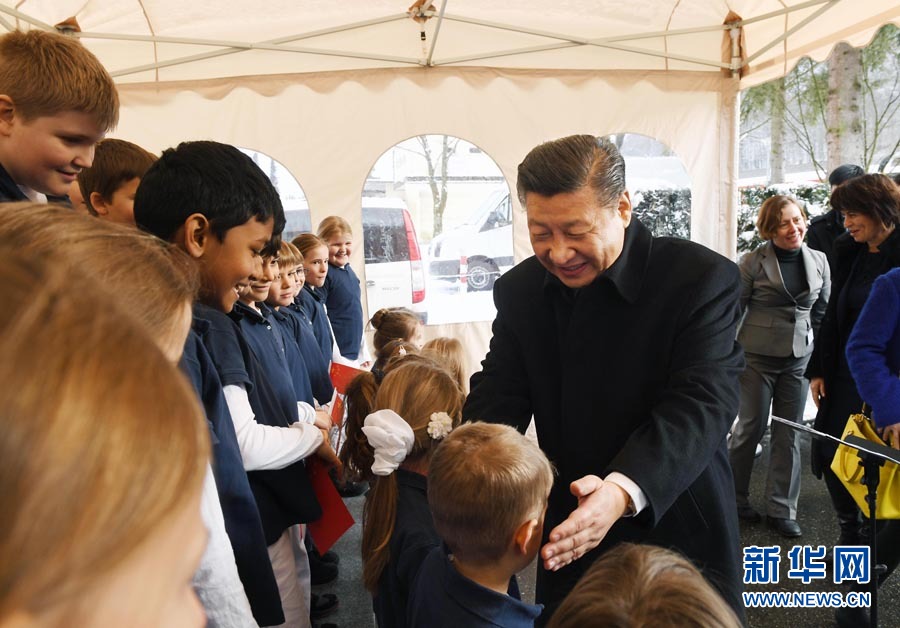 这是习近平在伯尔尼克尔萨茨火车站观看瑞士童声合唱团表演后，与合唱团的小演员交流。 新华社记者 饶爱民 摄